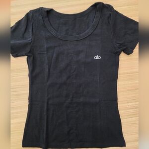 ALO Yoga Short Sleeve Ribbed Scoop Tee in Black